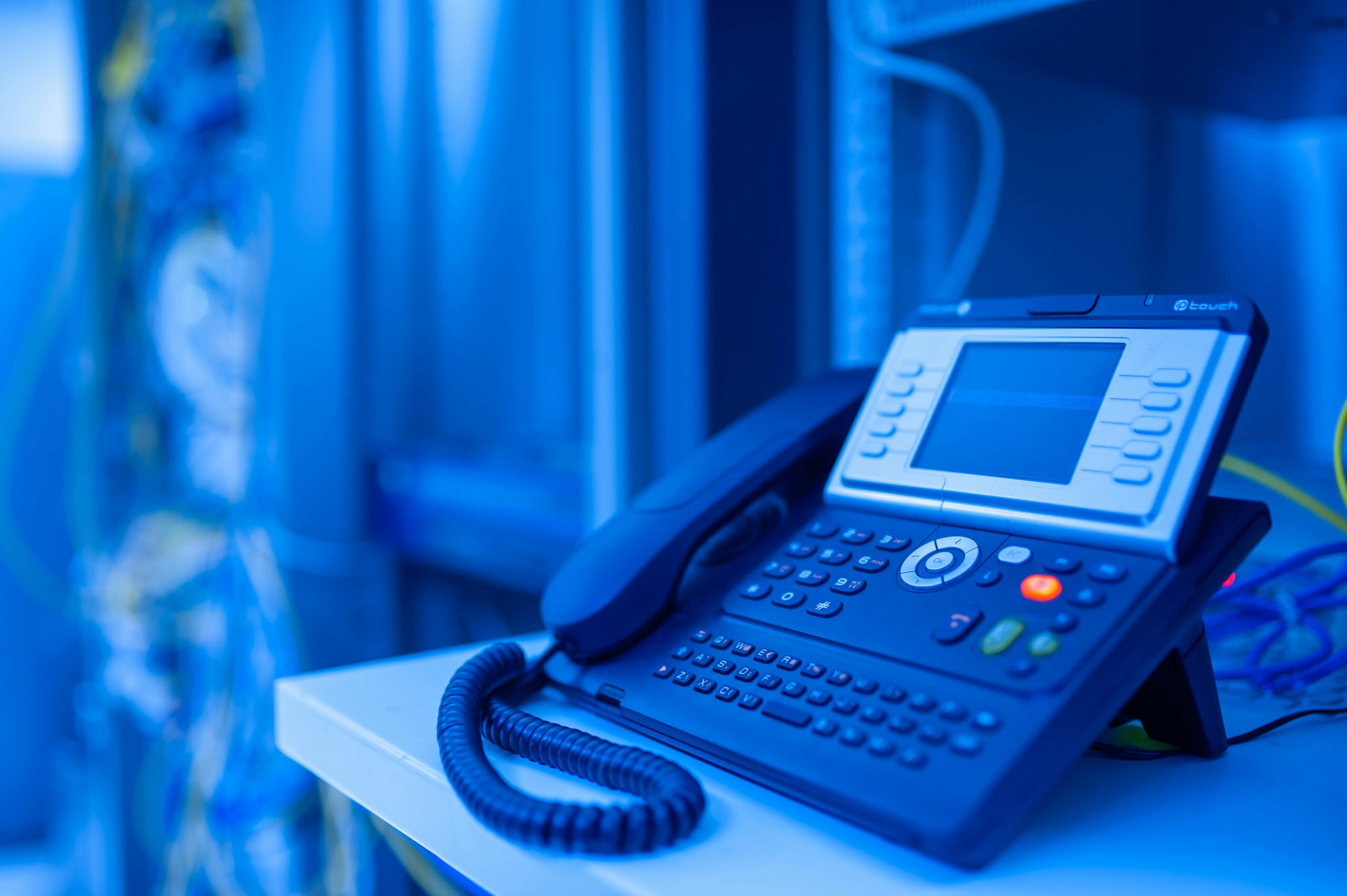 Téléphone IP installé sur un poste de travail de bureau